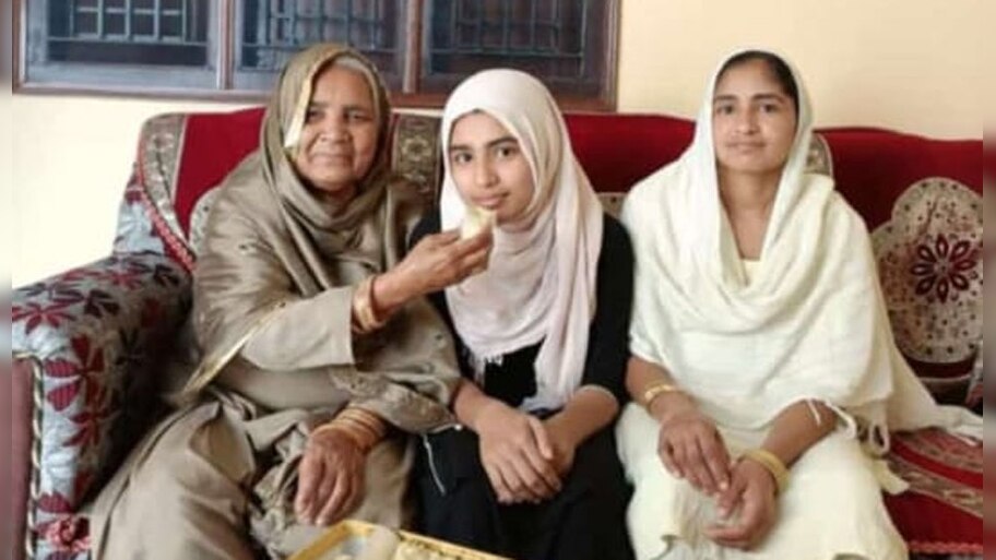 UP Board Toppers: बिजनौर के झालू की टॉपर अज़का की कहानी; बोलीं- एग्ज़ाम के दौरान मोबाइल भी ज़रूरी