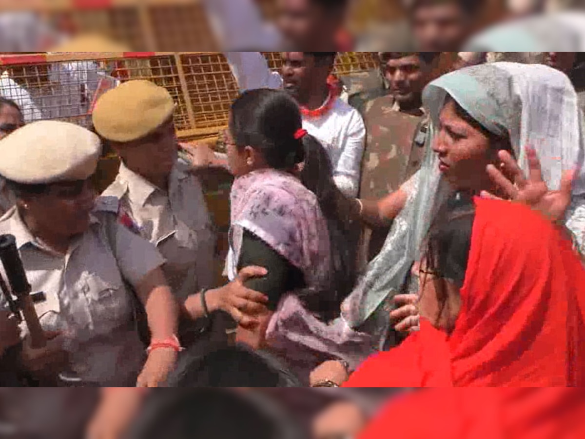 दौसा में भाजपा ने राजस्थान सरकार के खिलाफ किया प्रदर्शन, BJP महिला मोर्चा की पुलिस के साथ धक्का-मुक्की