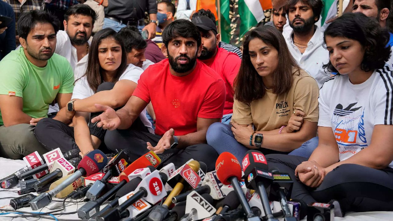 Wrestlers Protest: बबीता फोगाट ने निगरानी समिति पर लगाए गंभीर आरोप, रिपोर्ट छीने जाने का किया दावा