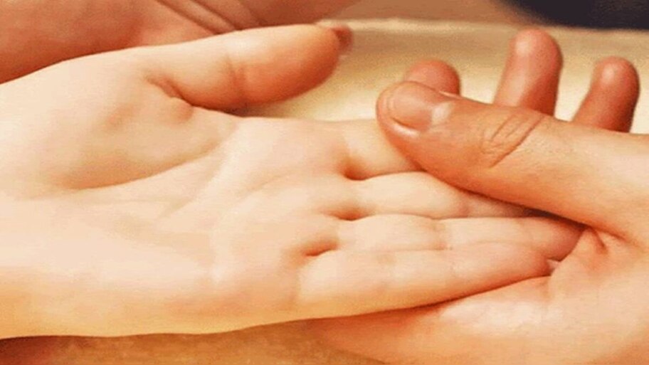 Palmistry: करोड़पति होते हैं हाथ में ऐसी रेखा वाले लोग, कुबेर देव की ...