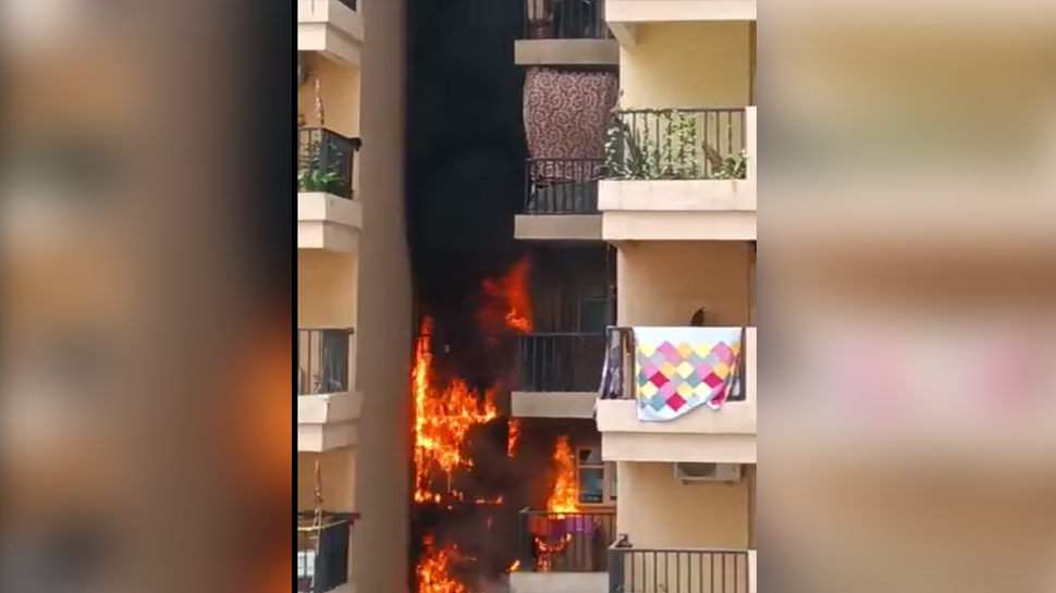 Greater Noida Fire: मंदिर के दीये से गौर सिटी के 14th एवेन्यू में भयानक आग, कई फ्लैट चपेट में आए Greater Noida Fire: मंदिर के दीये से गौर सिटी के 14th एवेन्यू में भयानक आग, कई फ्लैट चपेट में आए