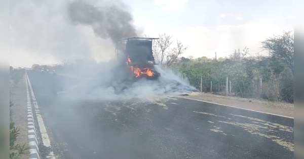 Baran News A fire broke out in a pickup full of straw on National Highway 27 of Bara burnt to ashes | Baran News : बांरा के नेशनल हाईवे 27 पर भूसे से भरी पिकअप में लगी आग, जलकर हुई खाक | Zee News Hindi