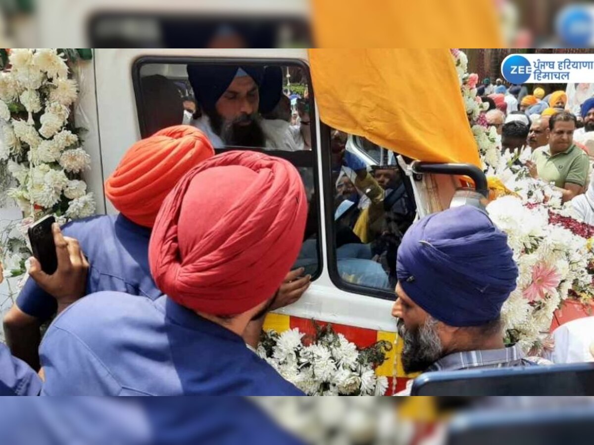 Parkash Singh Badal Death News: ਪ੍ਰਕਾਸ਼ ਸਿੰਘ ਬਾਦਲ ਦੀ ਅੰਤਿਮ ਯਾਤਰਾ ਸ਼ੁਰੂ, ਬਿਕਰਮ ਸਿੰਘ ਮਜੀਠੀਆ ਖ਼ੁਦ ਐਂਬੂਲੈਂਸ ਚਲਾਉਂਦੇ ਹੋਏ ਆਏ ਨਜ਼ਰ