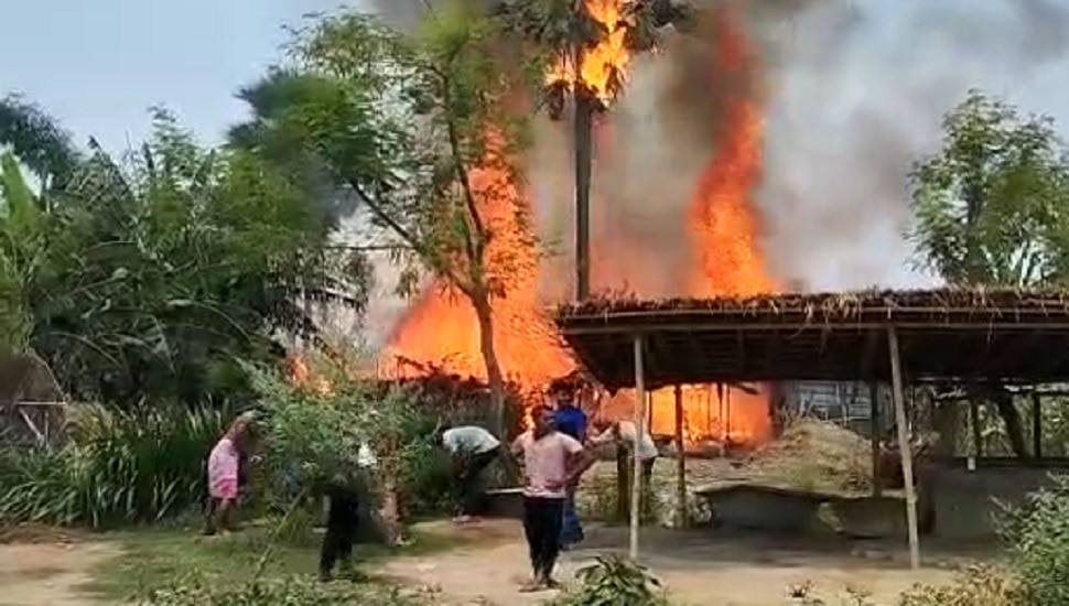 बेगूसराय में खाना बनाने के दौरान बड़ा हादसा, लगी भीषण आग, धू-धू कर जले कई मकान