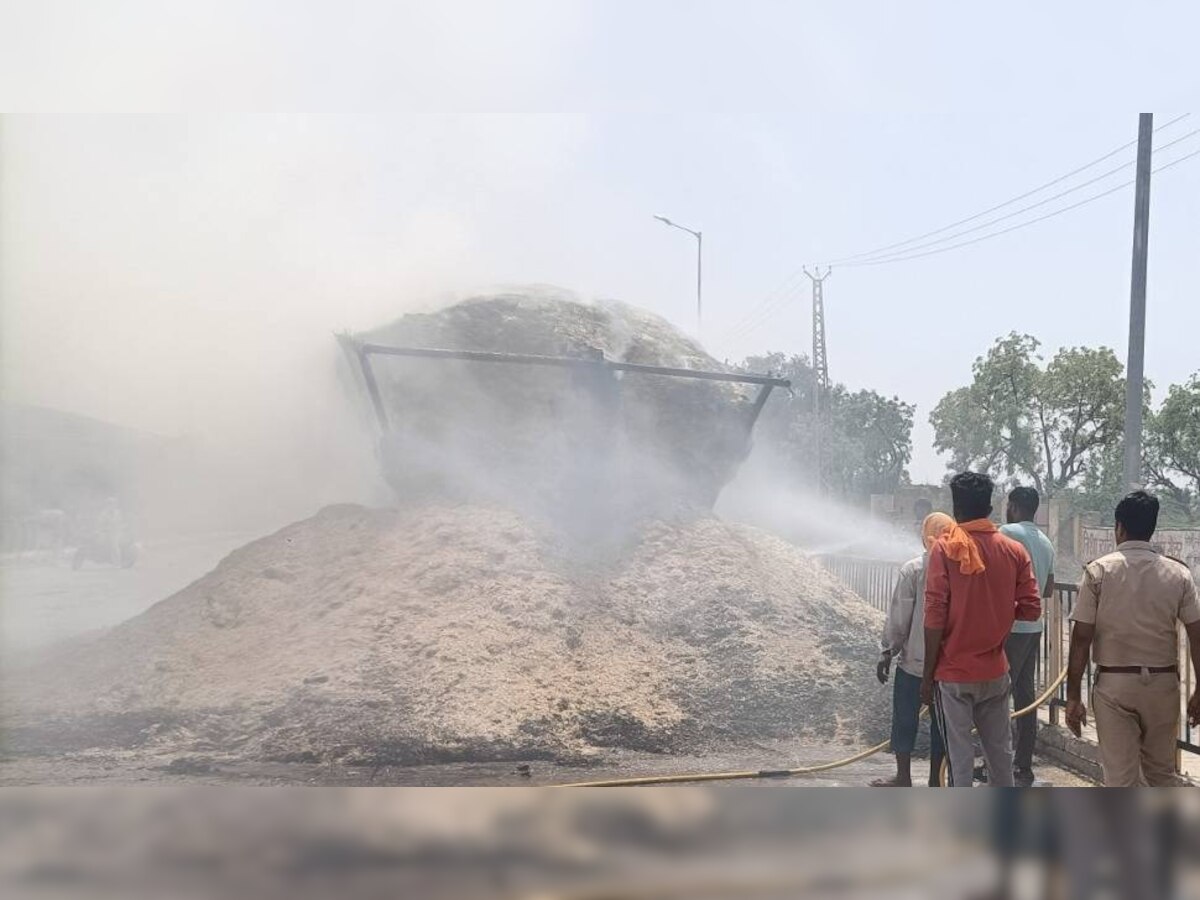 अनूपगढ़ : पशु चारे से भरे चलते ट्रैक्टर ट्राली में लगी आग, आग लगने से नेशनल हाईवे पर लगा वाहनों का जाम