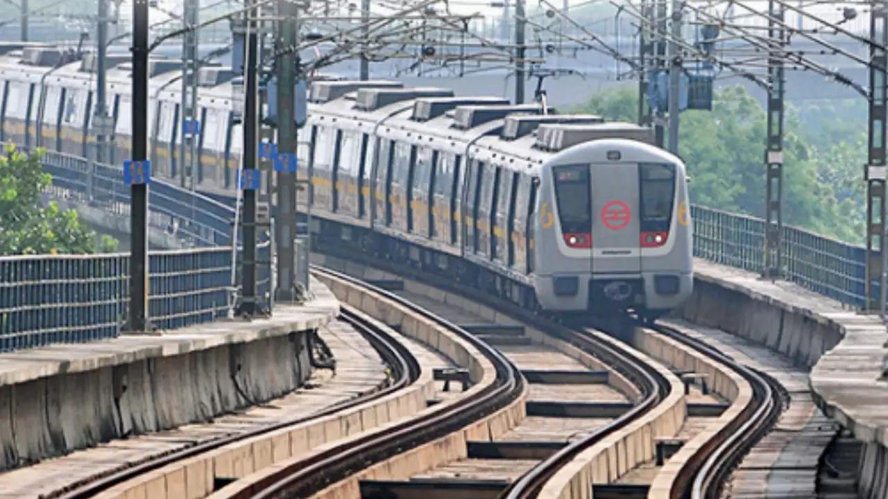 Delhi Metro Delayed: इस रूट पर देरी से चल रही है दिल्ली मेट्रो, गंतव्य के लिए थोड़ा जल्दी निकलें