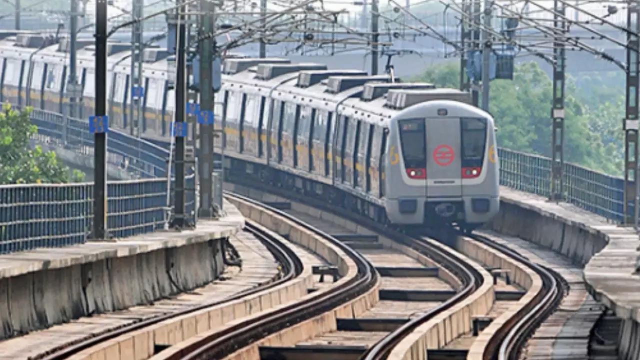 Delhi Metro Delayed: इस रूट पर देरी से चल रही है दिल्ली मेट्रो, गंतव्य के लिए थोड़ा जल्दी निकलें 