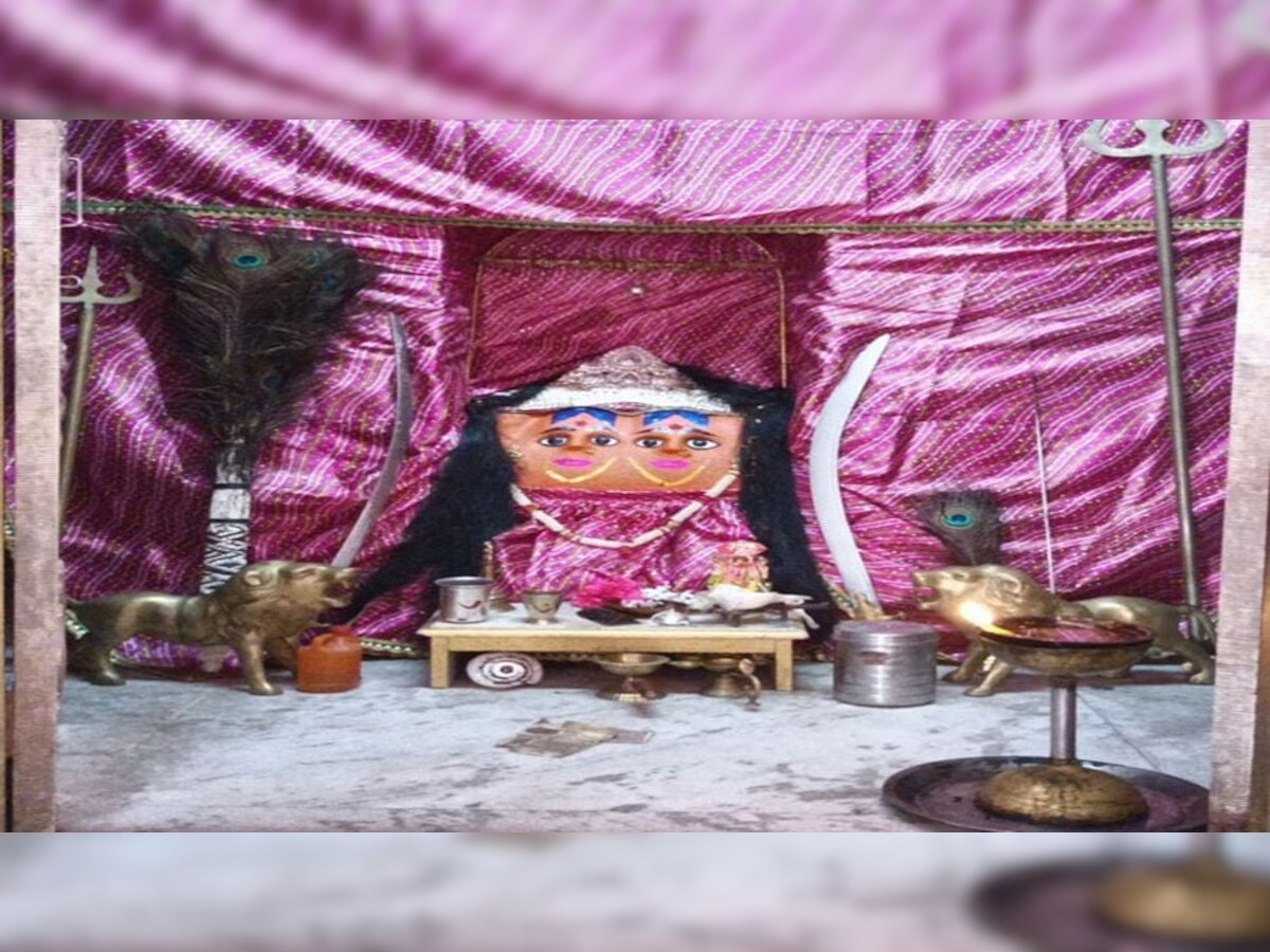 करौली: करणपुर माता मंदिर में भक्तों को जमीन पर कंकड़ों में पड़ता है पूरी रात सोना 