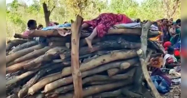 Dantewada naxal attack drg martyr raju kartam wife lie down on his ...