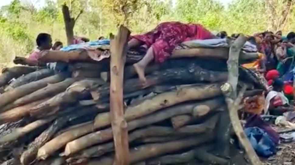 Dantewada naxal attack drg martyr raju kartam wife lie down on his ...