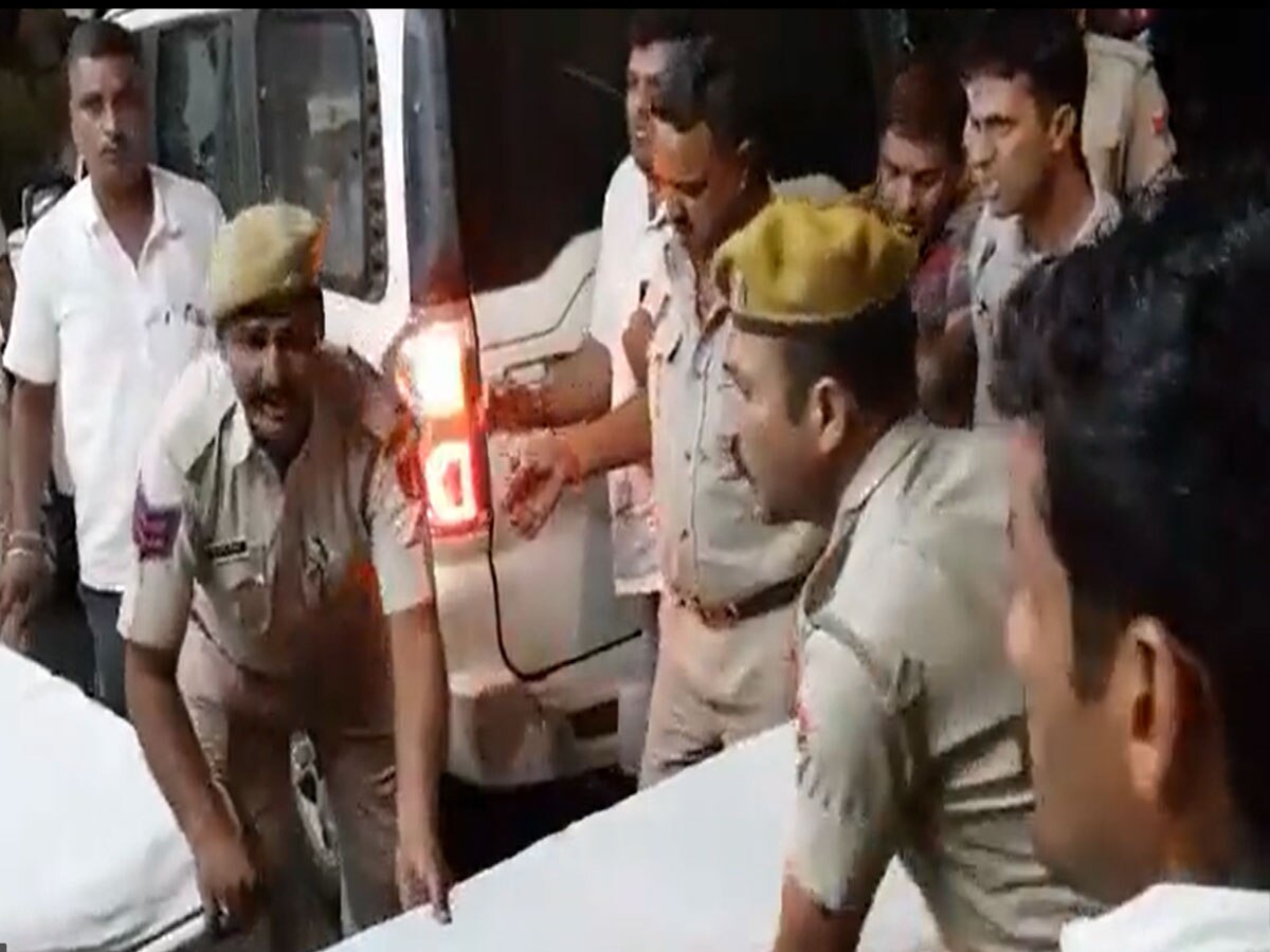 वांछित अपराधी को पकड़ने गई Udaipur Police पर पथराव, कई जवान घायल