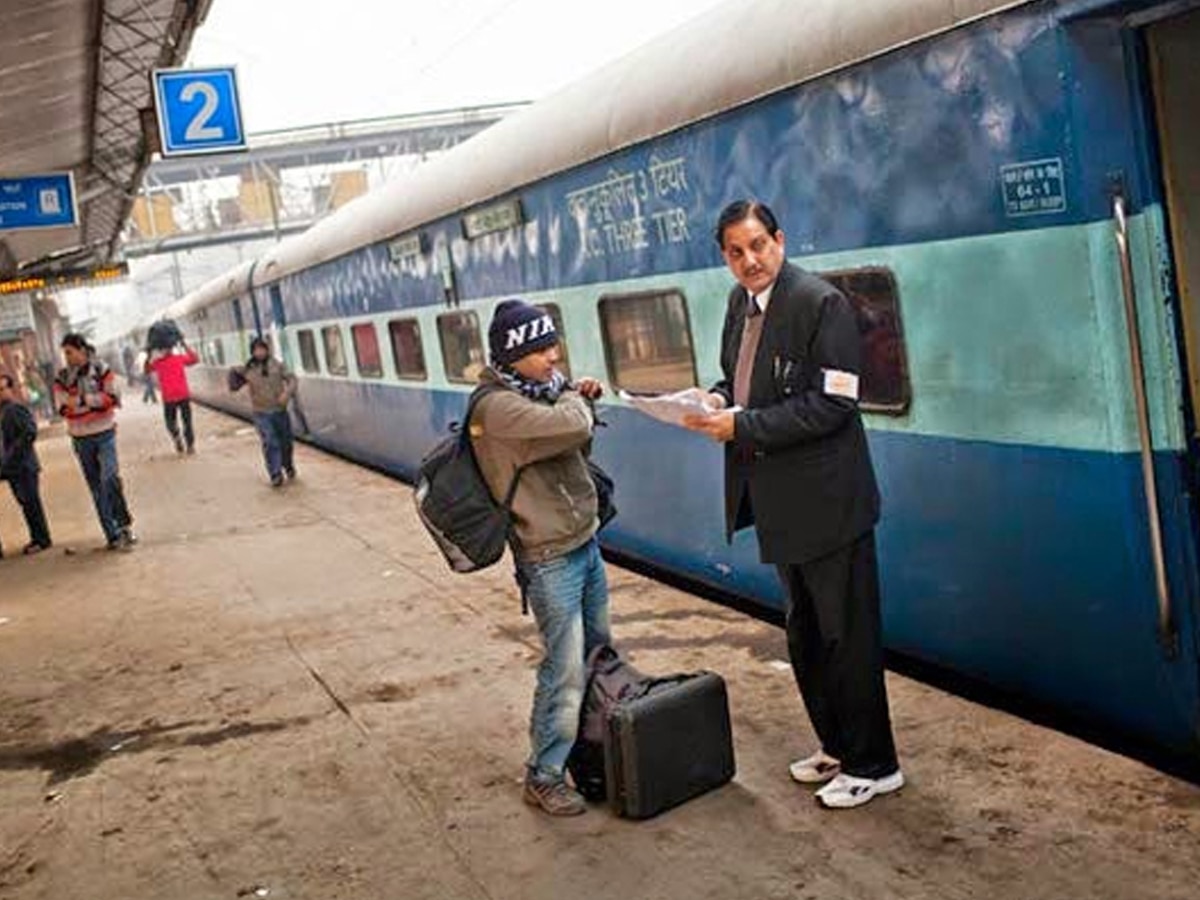 Indian Railway: नहीं है टिकट? अब नहीं भागना पड़ेगा TC के पीछे, चलती ट्रेन में ऐसे Online मिल जाएगी सीट