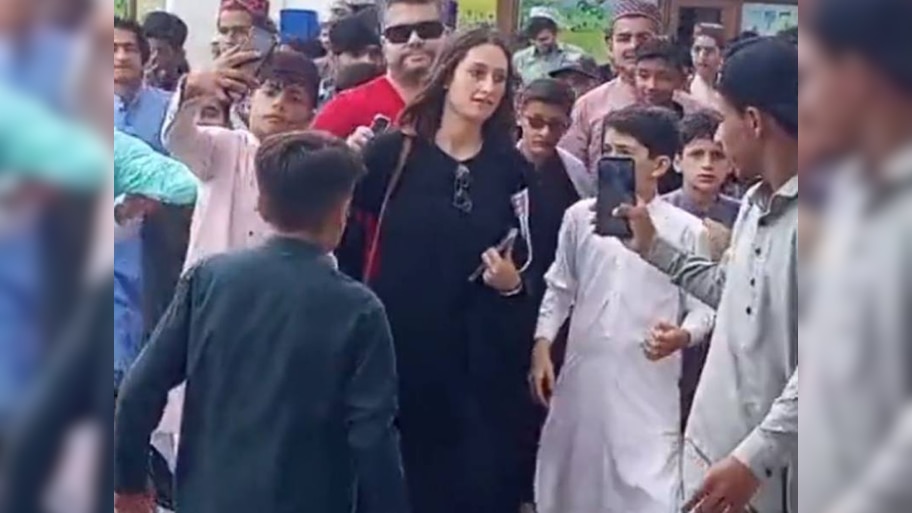 मस्जिद देखने आई विदेशी महिला से बदतमीजी का वीडिया वायरल, गिद्ध की तरह लिपटे लोग