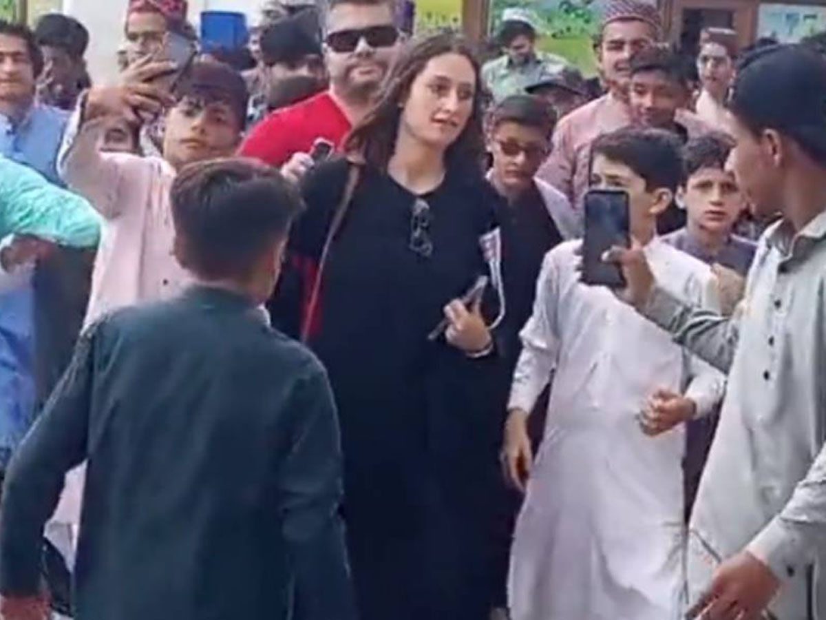 मस्जिद देखने आई विदेशी महिला से बदतमीजी का वीडिया वायरल, गिद्ध की तरह लिपटे लोग मस्जिद देखने आई विदेशी महिला से बदतमीजी का वीडिया वायरल, गिद्ध की तरह लिपटे लोग