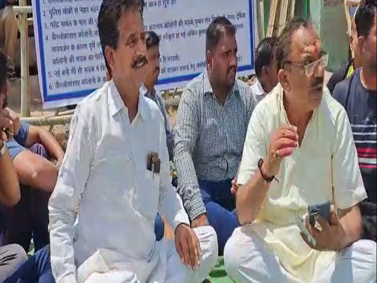 अजमेर: विधायक वासुदेव देवनानी सड़क निर्माण कार्य पूर्ण नहीं होने पर धरने पर बैठे, रामनगर पुष्कर रोड का मामला