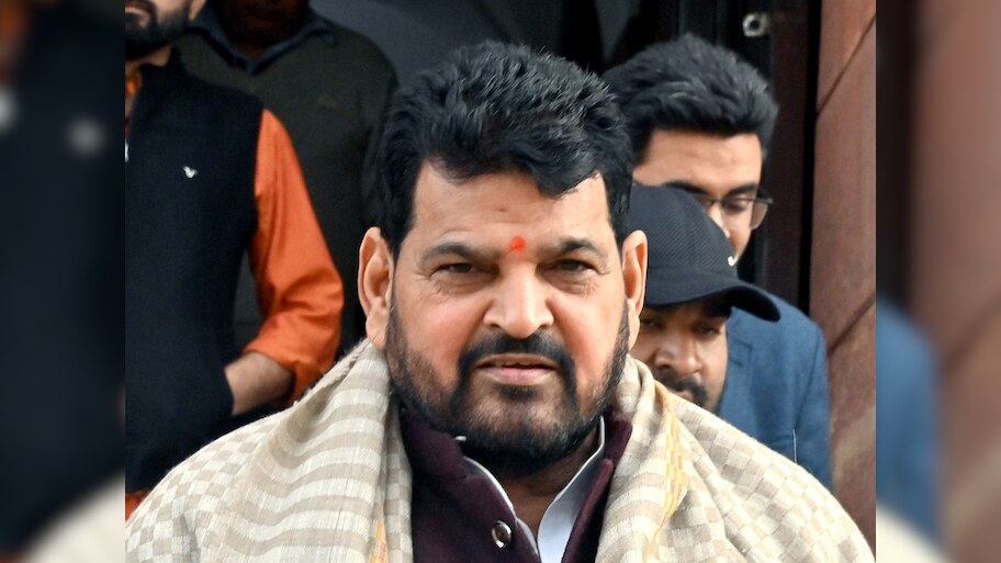 BJP सांसद और कोचों के खिलाफ दो FIR दर्ज, पहलवान विवाद मामले में लगीं ये संगीन धाराएं