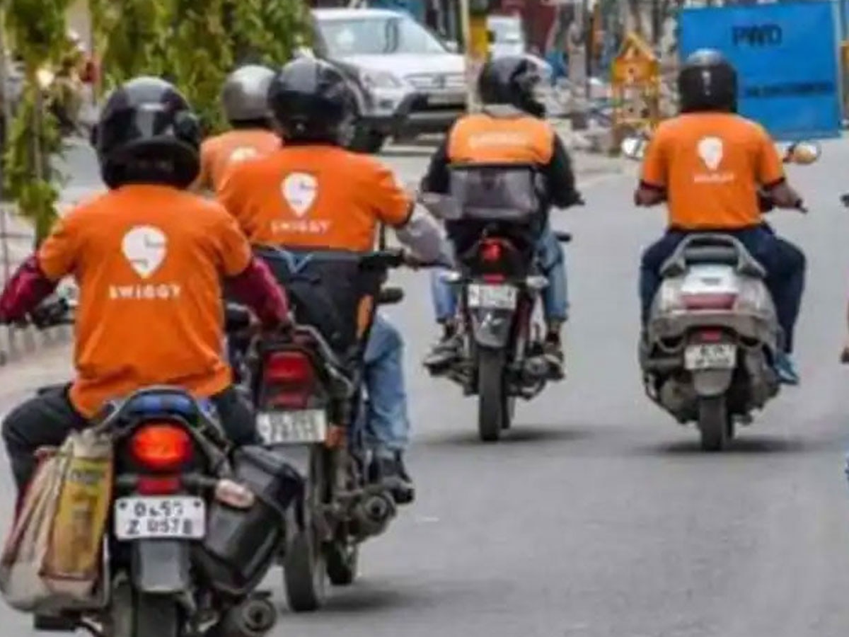 Swiggy से खाना मंगाने वालों को झटका! अब ग्राहकों को देना होगा यह एक्‍सट्रा चार्ज