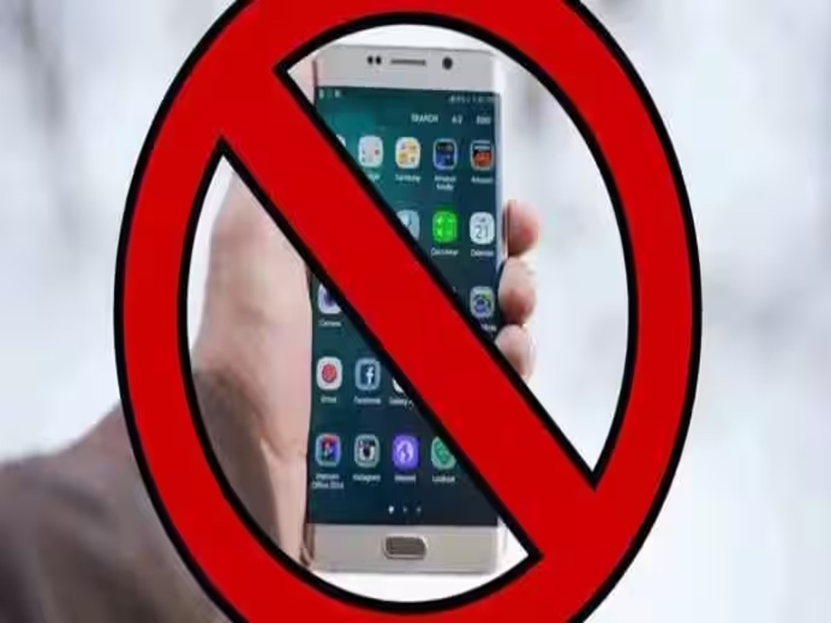 Mobile Phone Rule: पब्लिक प्लेस पर बिना हेडफोन वीडियो देखना पड़ेगा भारी, लगेगा 5000 जुर्माना 