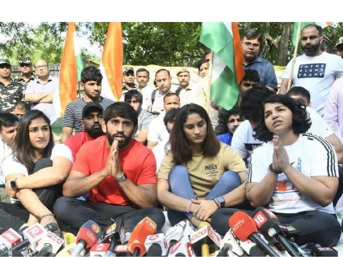 Wrestler Protest: रेसलर्स ने PC कर उठाए दिल्ली पुलिस के व्यवहार पर सवाल, कहा- राजनीति नहीं करें