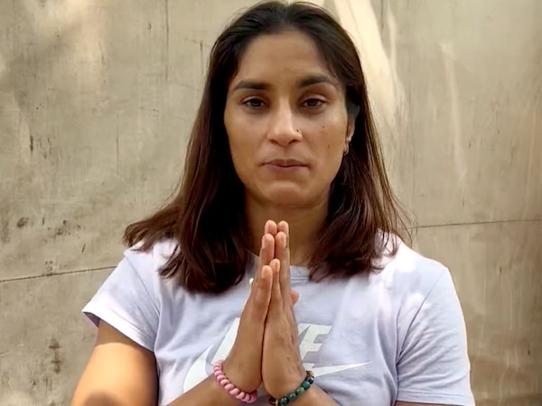 कमजोर पड़ रहा पहलवानों का प्रदर्शन, विनेश फोगाट ने चचेरी बहन के आगे जोड़े हाथ