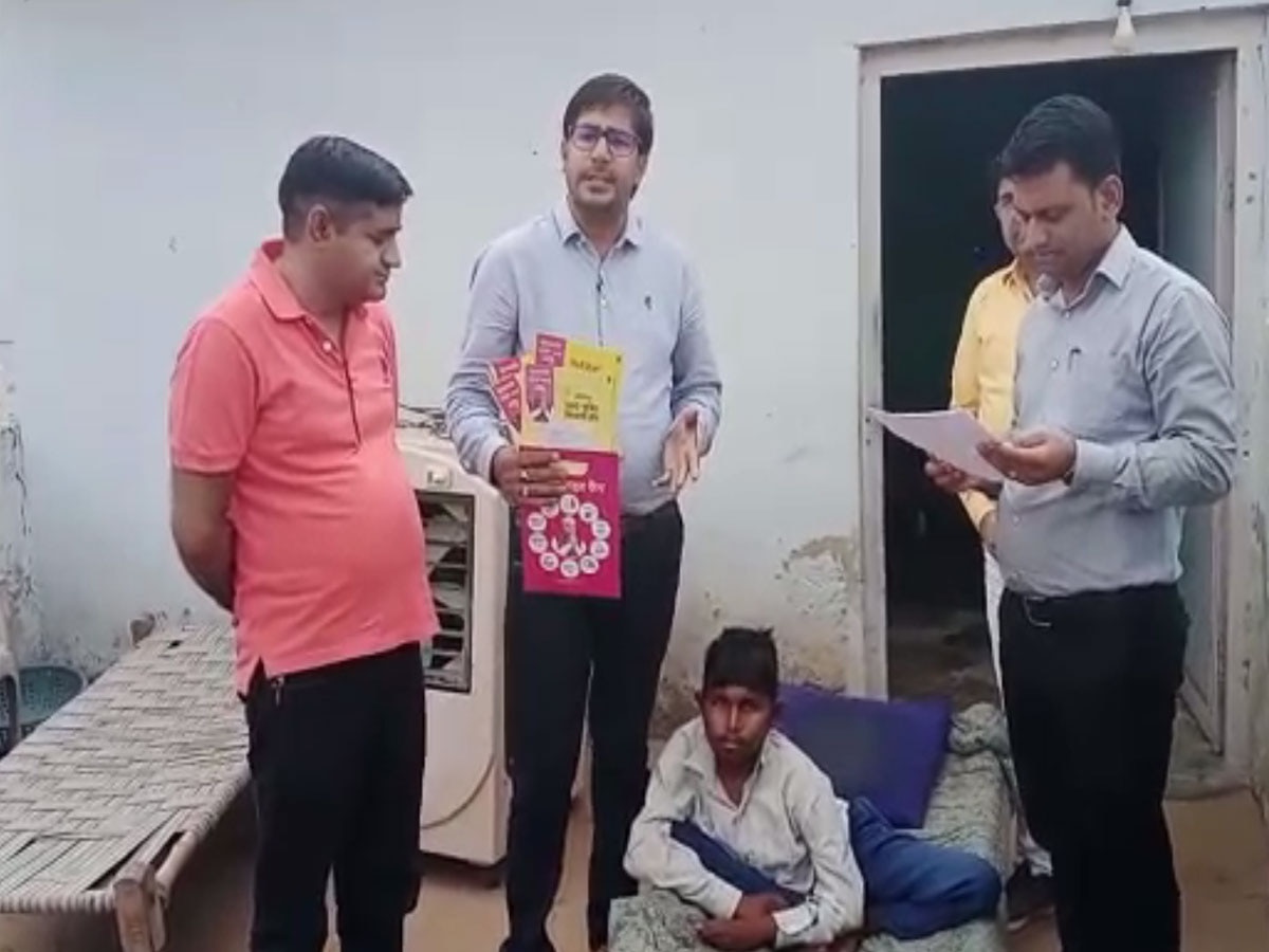 फतेहपुर: प्रशासन ने महंगाई राहत कैंप के तहत दिव्यांग को घर जाकर वितरित किए गारंटी कार्ड