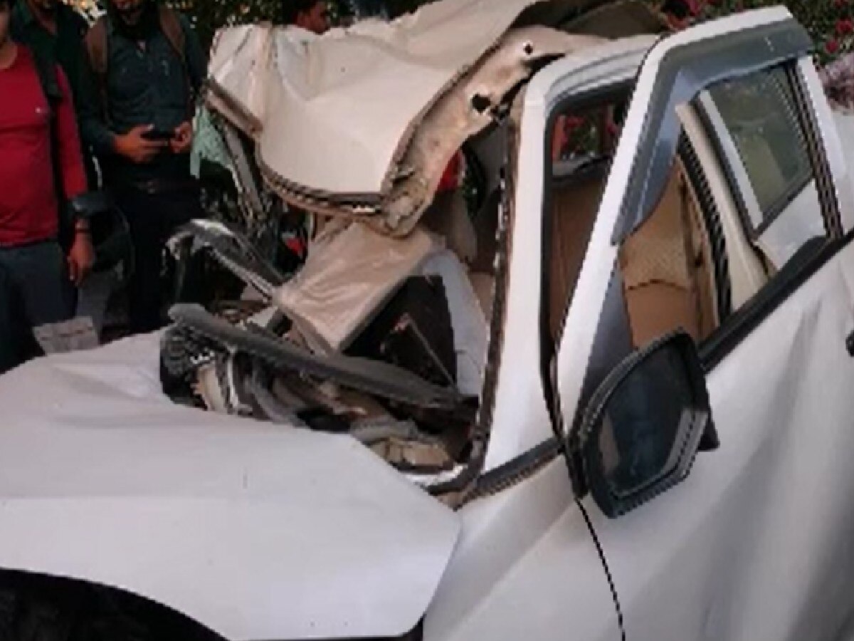 Noida Accident News: ट्रक में टकराई तेज रफ्तार डिजायर कार, युवक की हुई मौत
