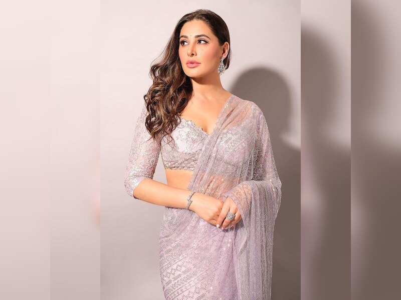 बेदाग़ हुस्न पर मर मिटे फैंस