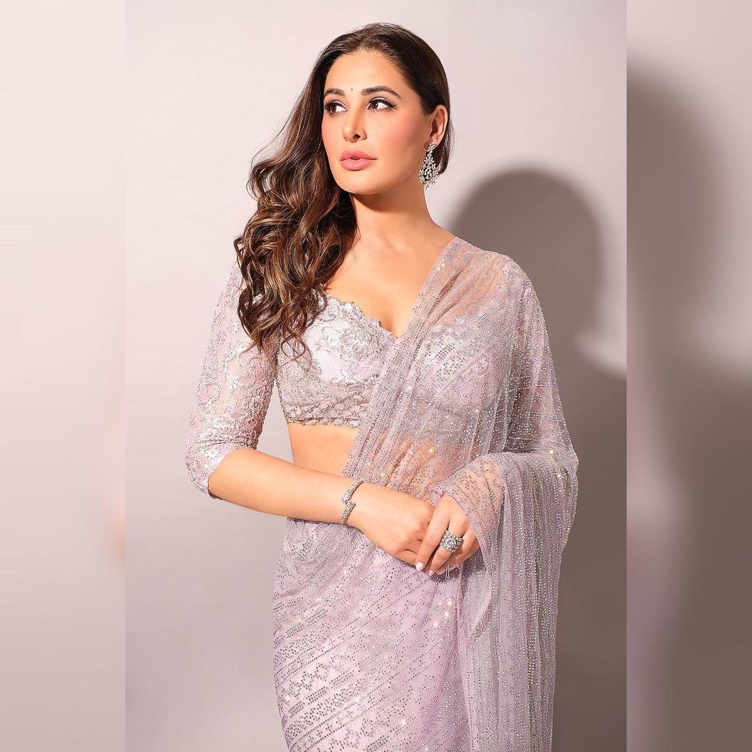 बेदाग़ हुस्न पर मर मिटे फैंस