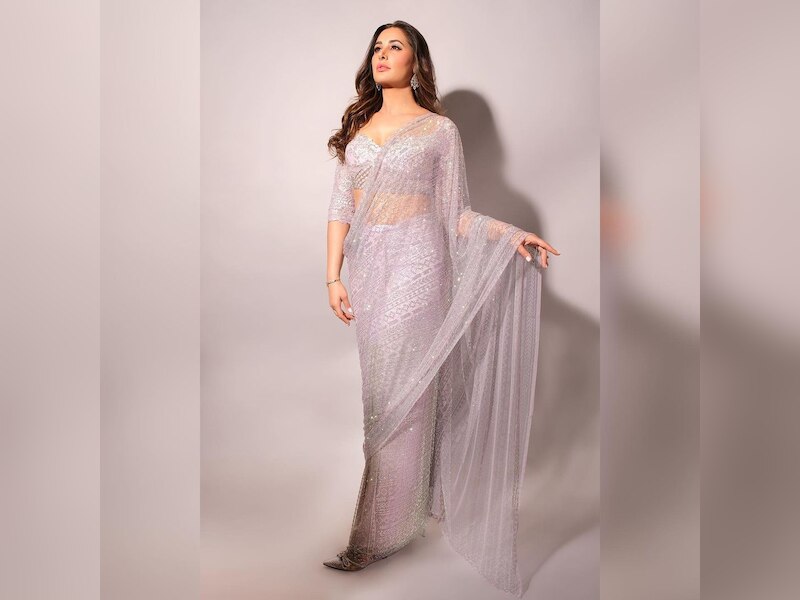 ग्लैमरस लुक में क़हर ढा रही हैं