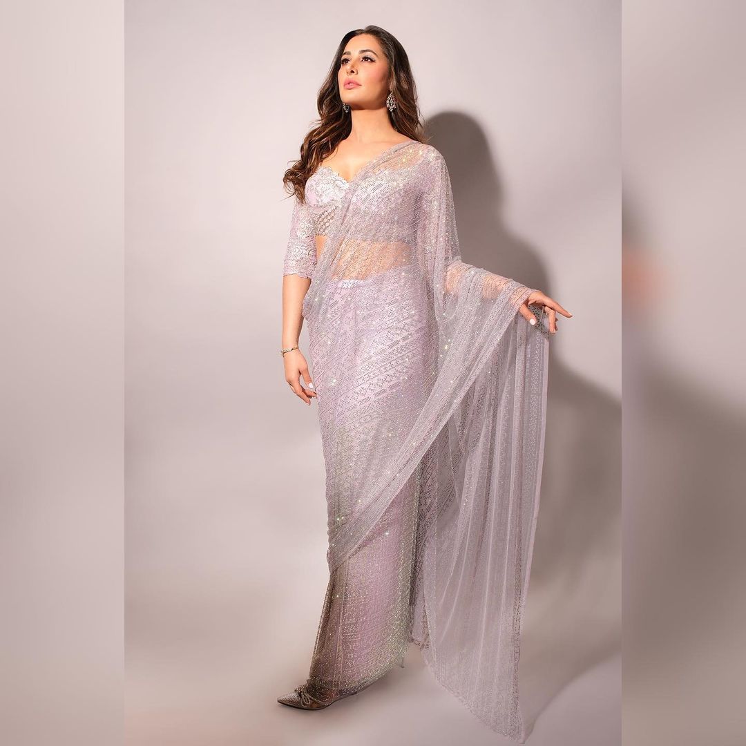 ग्लैमरस लुक में क़हर ढा रही हैं