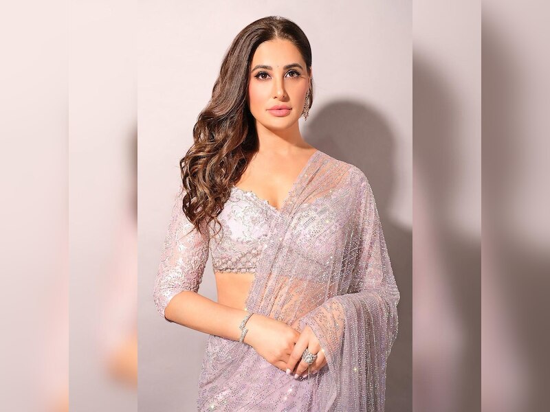 शिमर साड़ी में नरगिस का बेदाग़ हुस्न