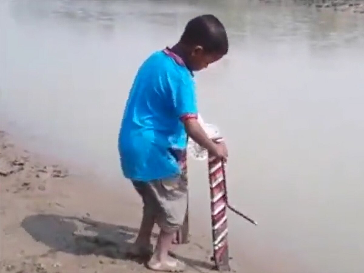 Desi Jugaad: मछली पकड़ने के लिए छोटे बच्चे ने लगाया देसी जुगाड़, Video जीत लेगा दिल