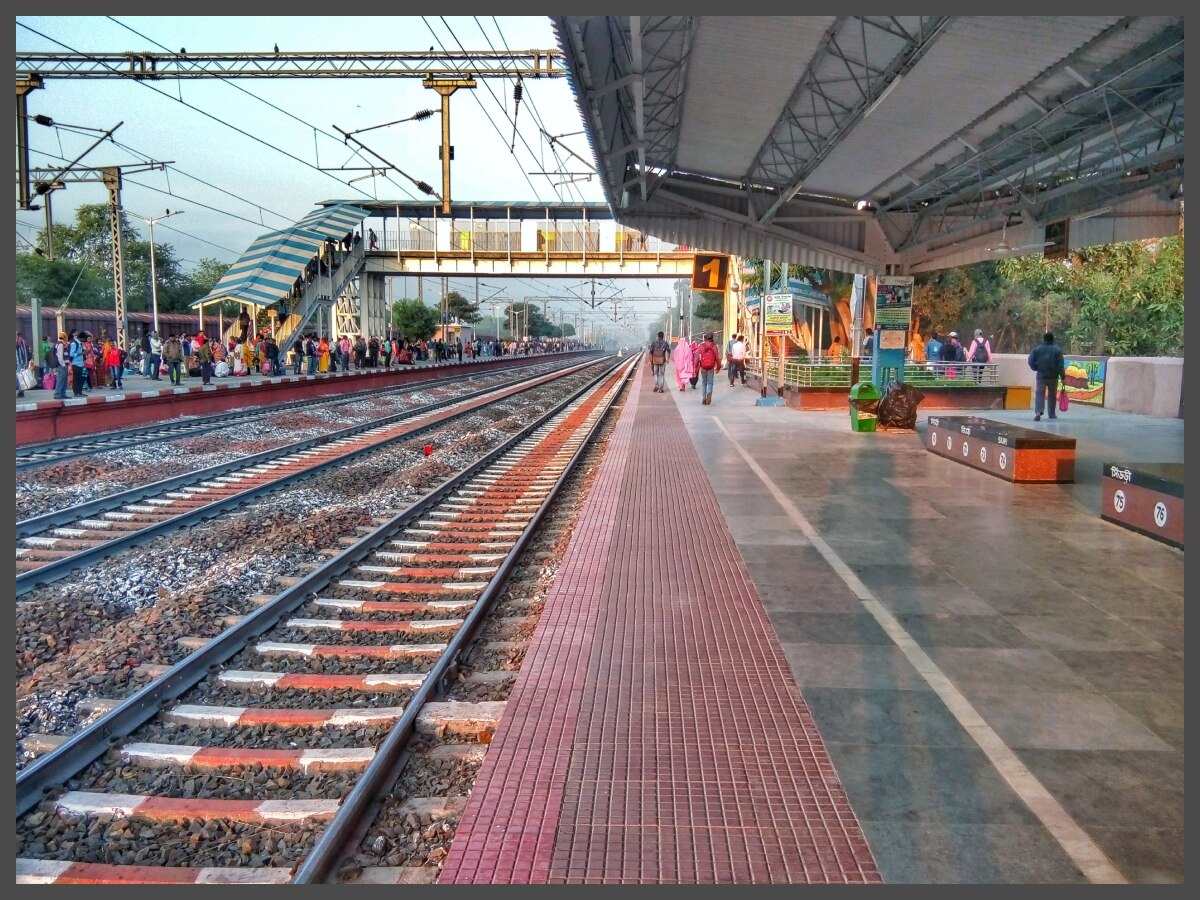 Indian Railway Station: इस शहर में रेलवे स्टेशन पर प्लेटफॉर्म के बीच की दूरी 2 किलोमीटर!