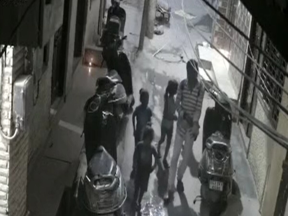 Delhi: सराय काले खां में 5 साल के 2 बच्चों का हुआ अपहरण, बहला-फुसलाकर ले जाते युवक का वीडियो वायरल 