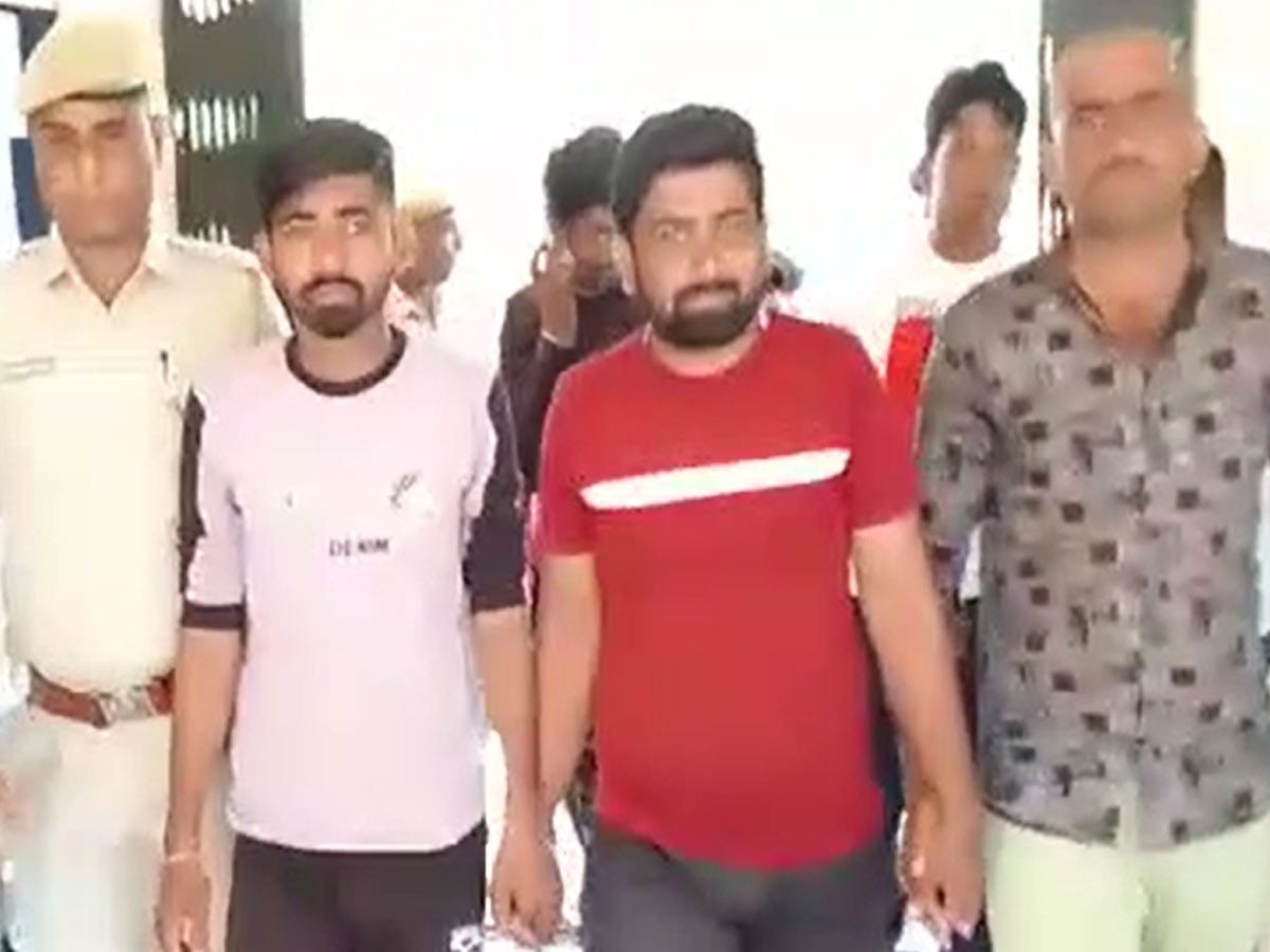 Pratapgarh: सरकारी योजना में दिए जा रहे पोषाहार, दूध पाउडर और सेनेटरी नैपकिन बेचने के आरोप में 8 गिरफ्तार