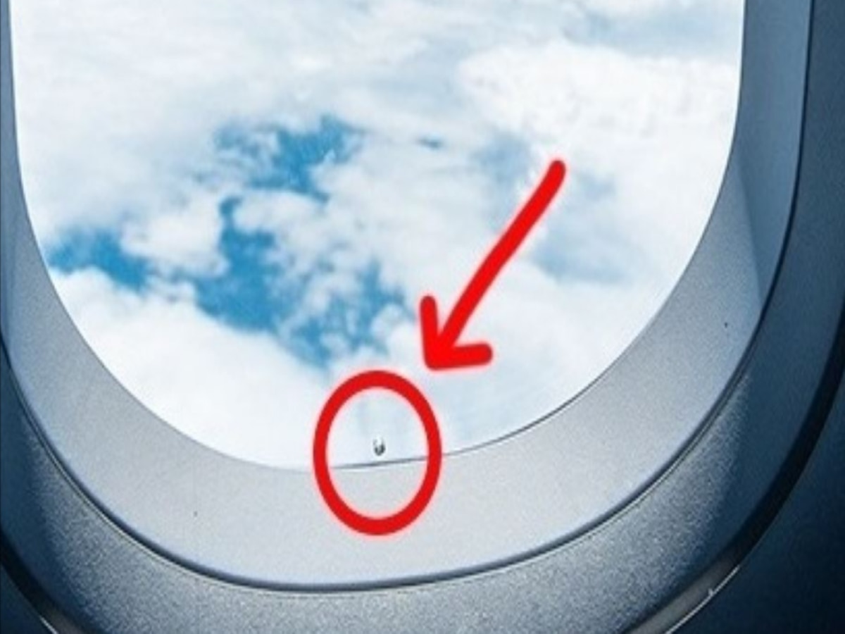 Why airplane windows have hole reason is surprising एरोप्लेन की