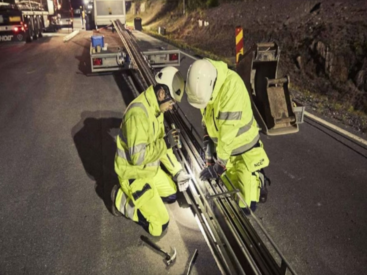 World's first electrified road: ये देश बना रहा दुनिया की पहली इलेक्ट्रिक सड़क, चलते-चलते चार्ज हो जाएंगे सारे EV's