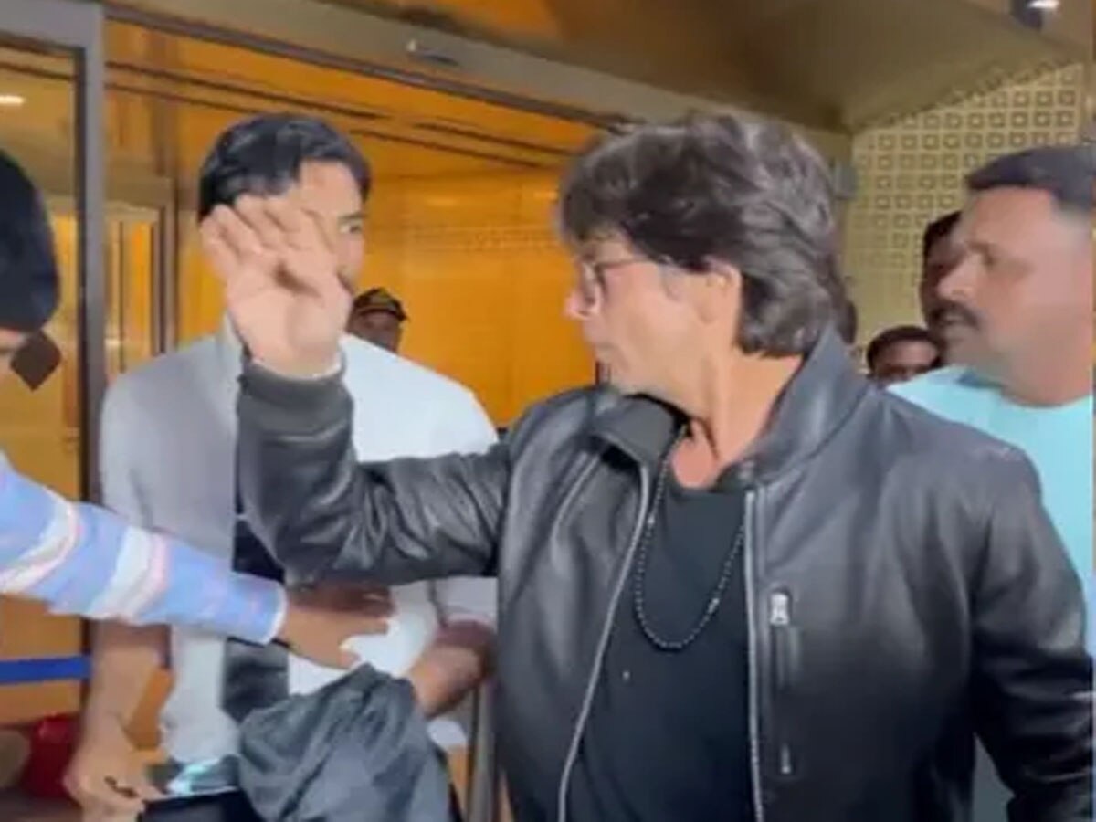 Shahrukh Khan Video: सैल्फी लेने आए फैन के साथ शाहरुख खान ने की बदतमीजी, देखिए वीडियो