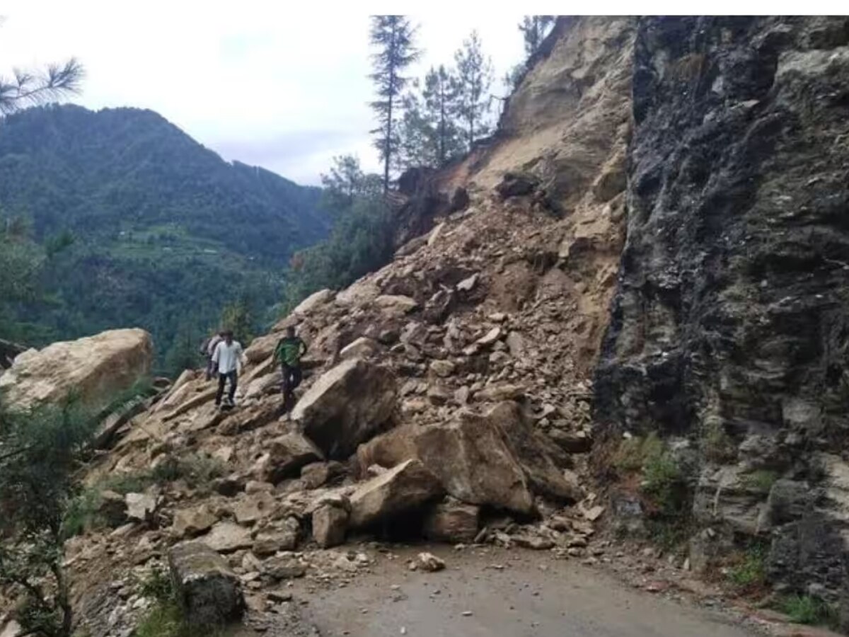 Landslide: खराब मौसम बना कुल्लू में मुसीबत, लैंडस्लाइड के कारण 20 मकानों की बढ़ी मुसीबत 