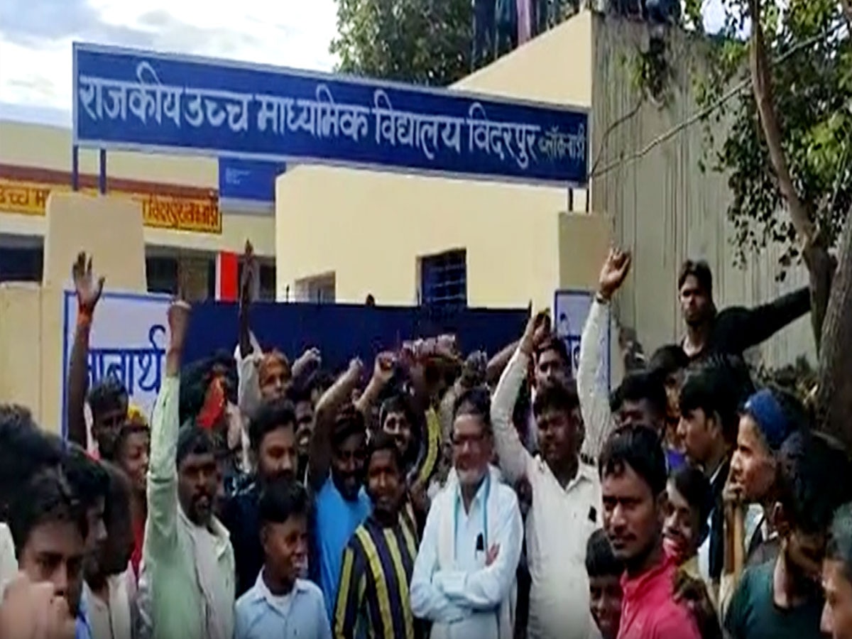 Dholpur news: शराबी शिक्षक ने नशे में तोड़ा मंदिर, स्कूल में की गई तालाबंदी 