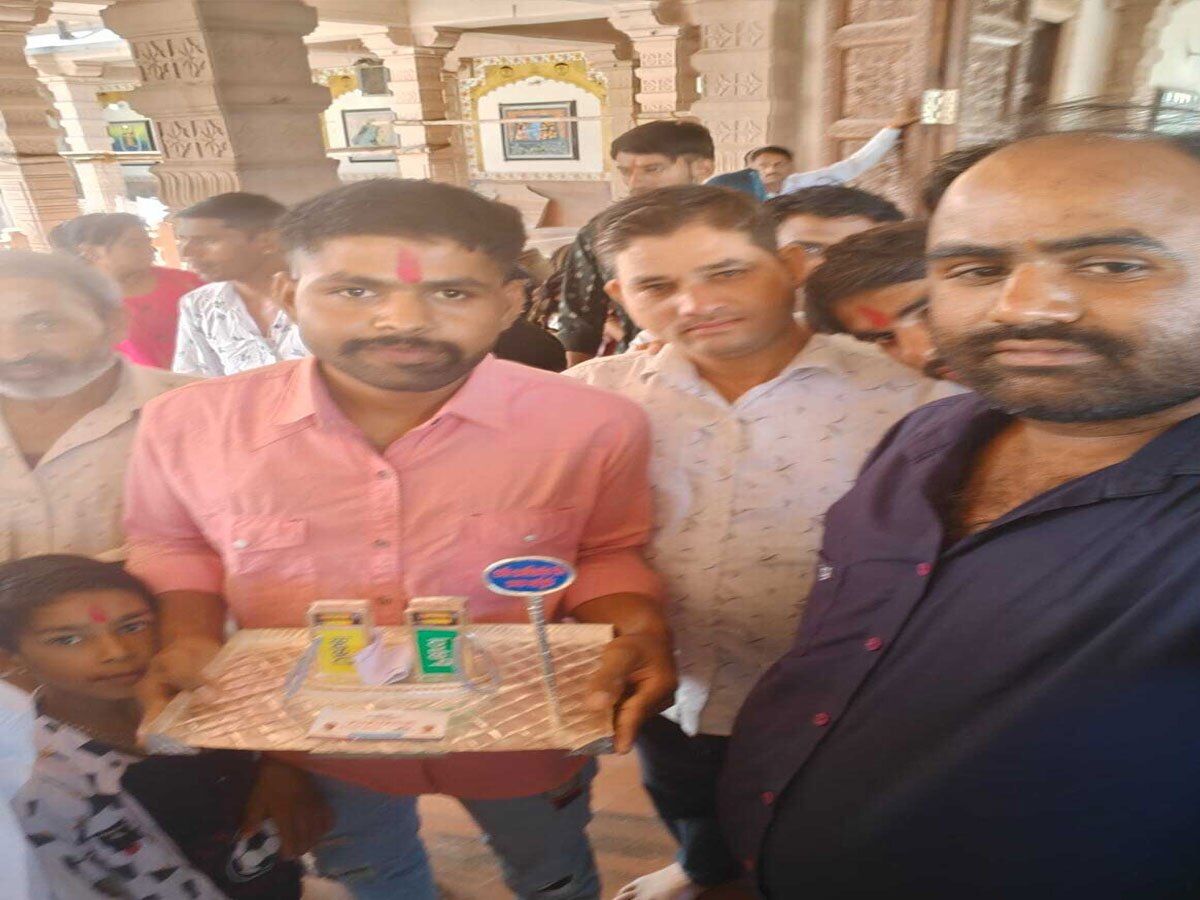 Chittorgarh news: मन्नत हुई पूरी तो श्री सांवलिया सेठ को भक्त ने चढ़ाया चांदी का पेट्रोल पंप