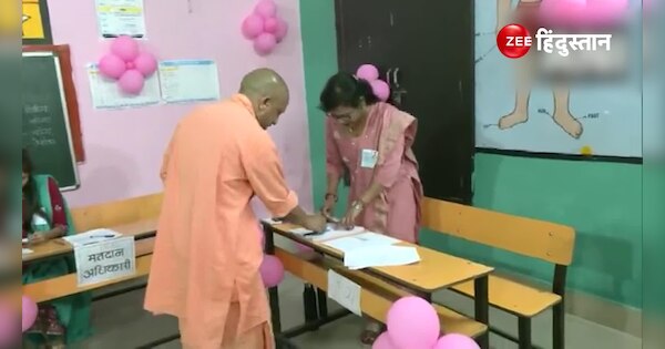 Cm Yogi Adityanath Casts His Vote In Up Municipal Elections उत्तर प्रदेश नगर निकाय चुनाव में 0237