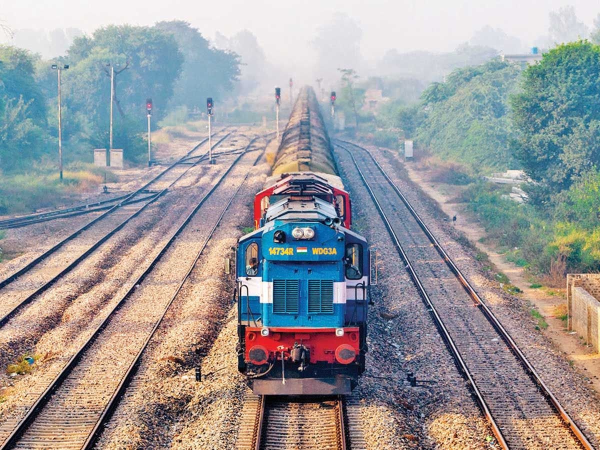 Indian Railways Facts: दो इंजन वाली ट्रेनों में क्या दोनों डिब्बों में बैठते हैं ड्राइवर? हैरान कर देगा जवाब