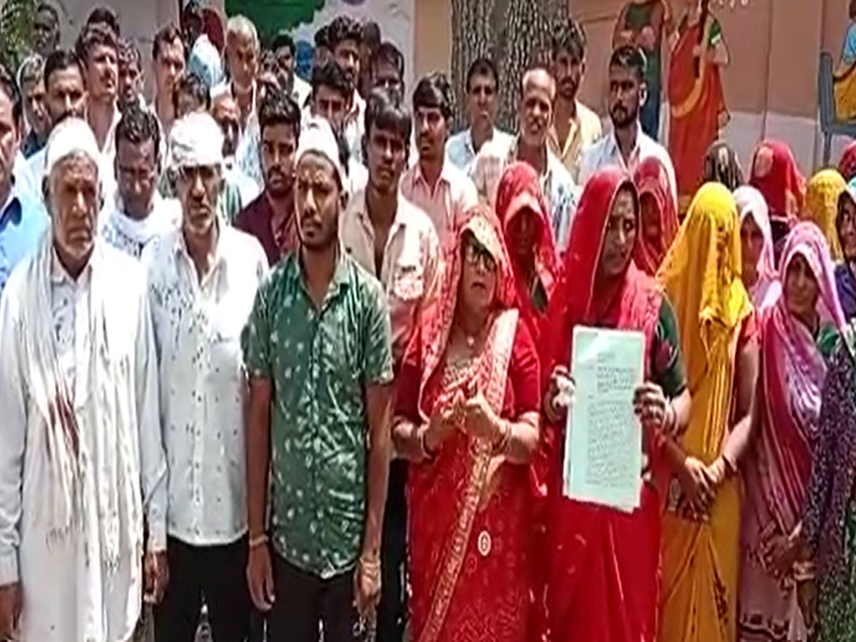 मारपीट के मामले में ग्रामीण पहुंचे सीकर SP ऑफिस, आरोपियों को गिरफ्तार करने की मांग