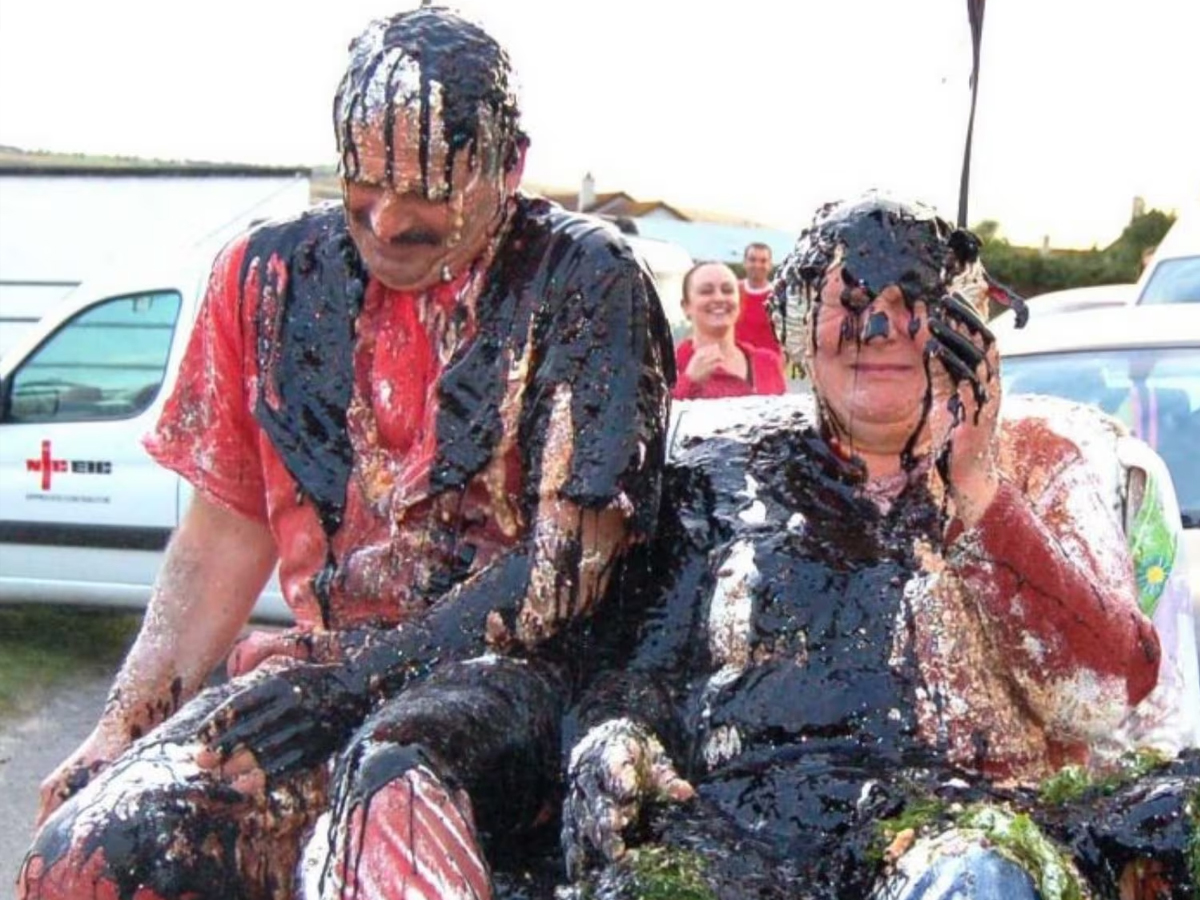 कपल्स पर डाले जाते हैं सड़ी सब्जियां और कीचड़