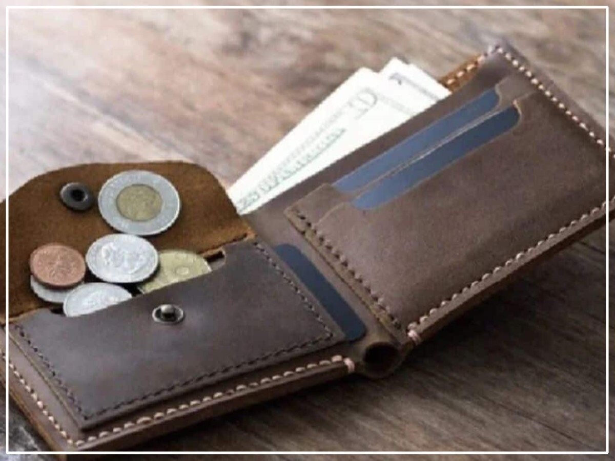 वास्तु शास्त्र: पर्स में भूलकर भी नहीं रखनी चाहिए ये चीजें, धन हानि का बन  सकती हैं कारण | Vastu Shastra: Never keep these things in purse, they cause  money loss | Patrika News