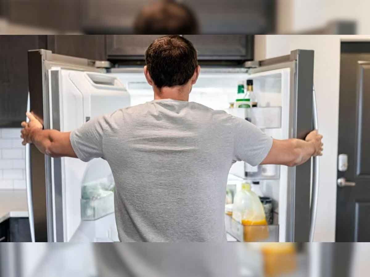 What are the reasons for the bad smell in the fridge how to avoid it