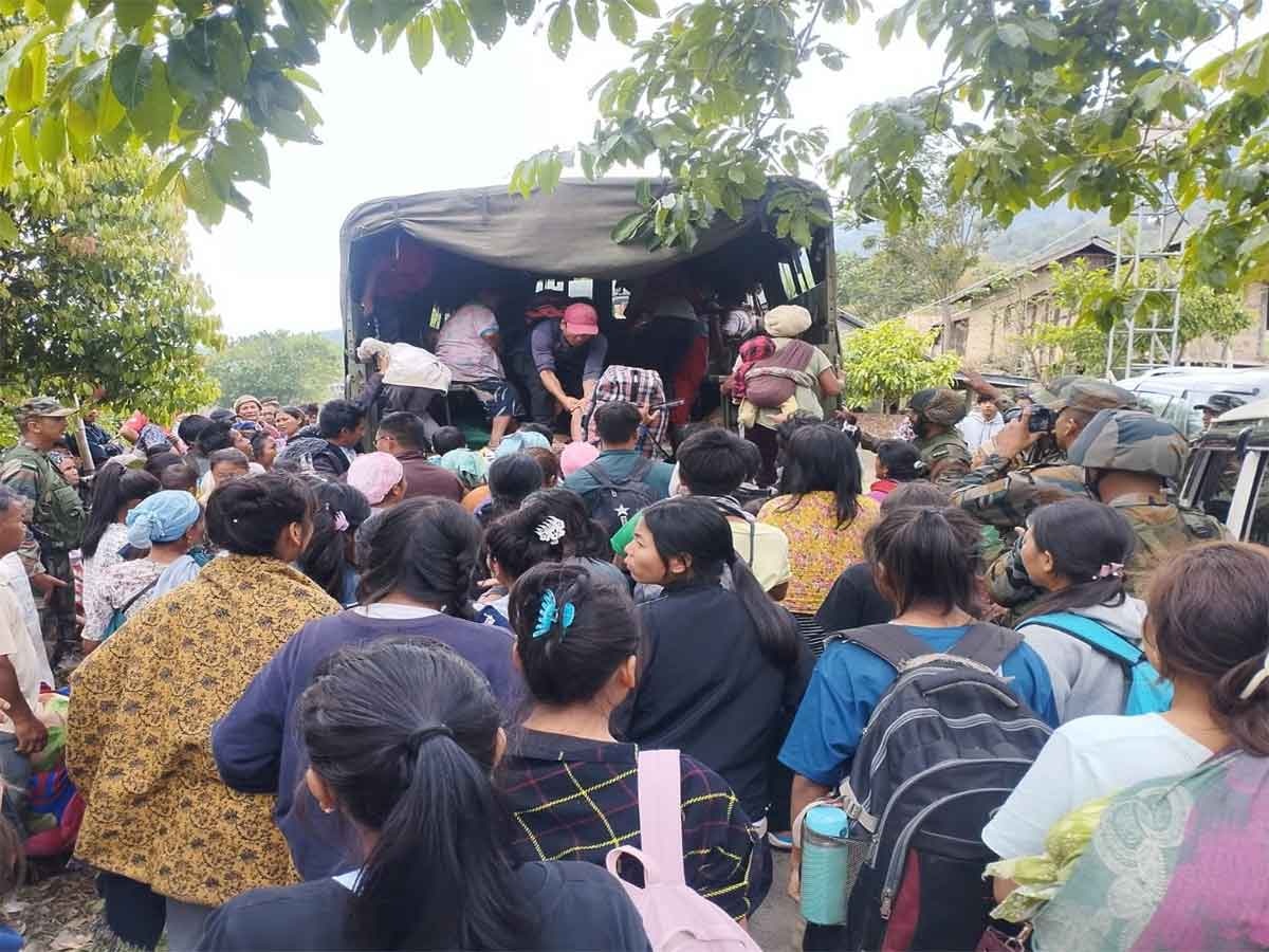 हिंसा प्रभावित मणिपुर से 1,100 से अधिक लोग असम पहुंचे, बोले- ‘सुबह समझौता हुआ, रात में हमला कर दिया’