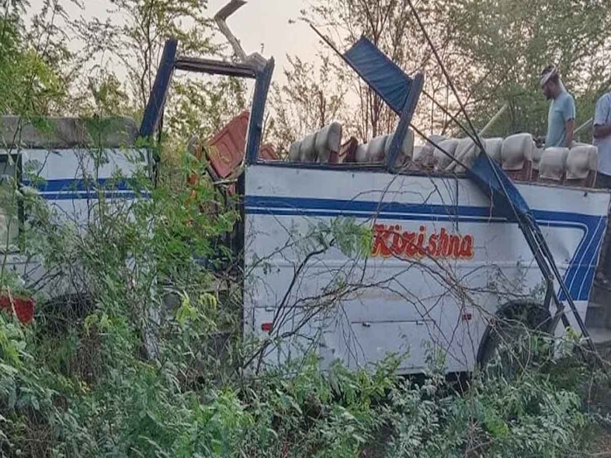 Jalaun Road Accident: बारातियों से भरी बस का भयंकर एक्सीडेंट, 5 लोगों की मौत 17 घायल