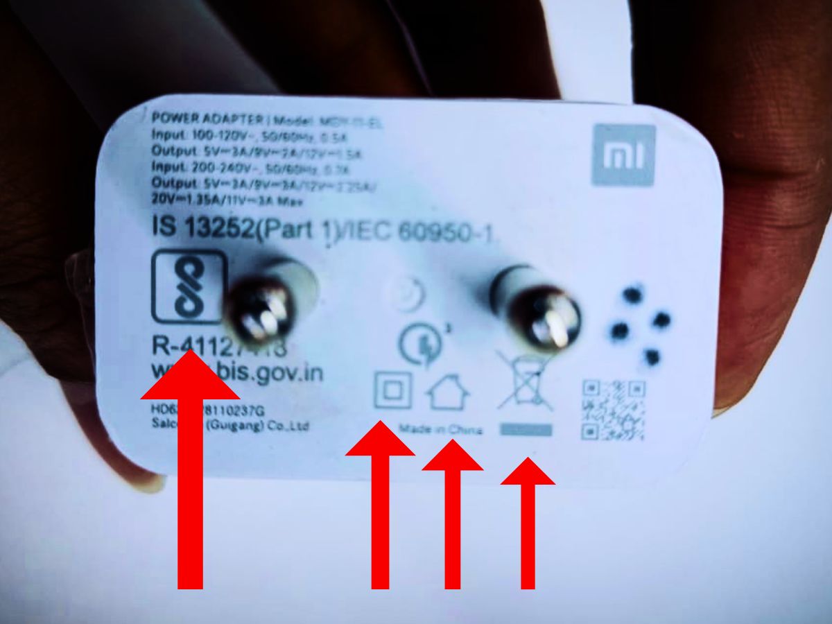 लिखकर ले लो! 90% को नहीं पता होगा चार्जर पर बने इन लाइनों का सही मतलब